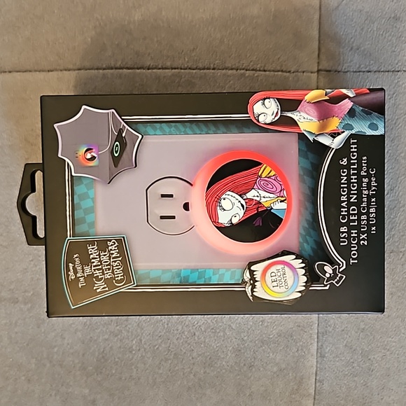 NWT Disney Tim Burton USB(C) Charger w/ LED Nightlight & Villain's Chapstick Set - Picture 2 of 9